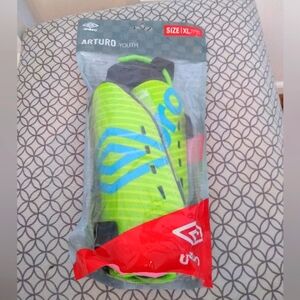 NEW Umbro Arturo shin guards, sz XL youth